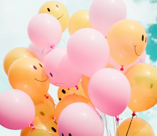 심리적 회복력: 정신적 안정이 치료에 미치는 영향 low-angle photo of pink and orange balloons