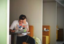 다이어트 성공을 위한 감정적 요인 관리 man wearing white top using MacBook