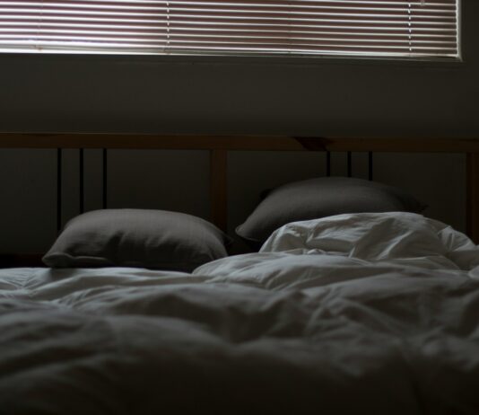 면역력 강화를 위한 수면의 중요성 empty white and gray bed set