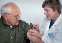 노인 질환 예방을 위한 예방 접종과 건강 검진 woman injecting syringe on mans arm