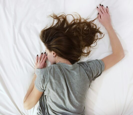수면과 건강의 관계: 좋은 수면이 주는 놀라운 효과 woman laying on bed