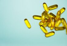 오메가-3가 건강에 미치는 긍정적 효과 brown and yellow medication tablets