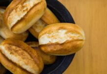 탄수화물을 줄이면 정말 살이 빠질까? 과학적 분석 brown bread on black plate