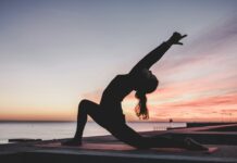 아침 운동 vs 저녁 운동: 언제 하는 것이 더 효과적일까? silhouette photography of woman doing yoga