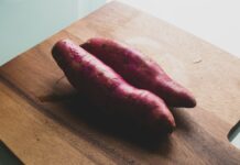 저혈당 예방법 two red sausage on brown wooden chopping board