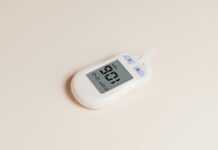 혈당 조절과 인슐린 저항성: 당뇨 예방을 위한 실천법 a digital thermometer on a white surface
