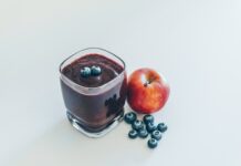 단기간 다이어트의 위험성과 장기적인 건강 전략 red apple on white surface