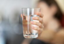 당뇨병 예방을 위한 실생활 팁: 당 수치를 안정시키는 방법 person holding clear drinking glass
