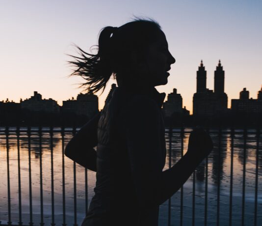 기초대사량 증가를 위한 운동 및 영양 관리 silhouette photo of woman running
