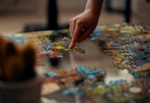 기억력 향상을 위한 생활습관 person holding jigsaw puzzle piece