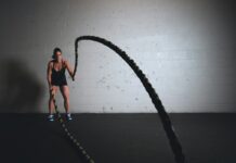 운동할 때 나타나는 신체 변화 단계별 분석 woman holding brown ropes