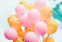 긍정적인 사고 방식 키우기 low-angle photo of pink and orange balloons
