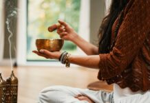 스트레스 완화를 위한 심리적 운동 woman in brown knit sweater holding brown ceramic cup