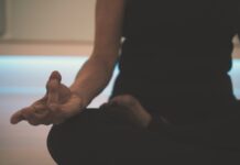 요가와 명상 불면증 개선에 도움이 될까? person doing yoga on floor
