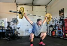 신체와 건강을 지키는 운동 man lifting yellow barbell