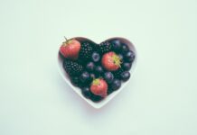 운동과 식사로 심장건강 관리하기 heart-shaped bowl with strawberries