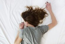 현대 직장인을 위협하는 건강 적신호, 올바른 예방과 관리법 woman laying on bed