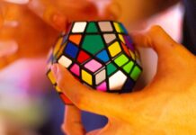 뇌 건강을 지키는 생활습관, 치매 예방의 첫걸음 person holding 3 x 3 rubiks cube
