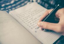 건강한 몸을 위한 다이어트와 운동의 상호 보완적인 역할 person writing bucket list on book